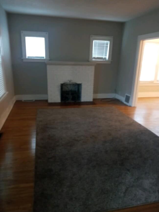 440 W Cook St, Unit downstairs apartment in Springfield, IL - Foto de edificio - Building Photo