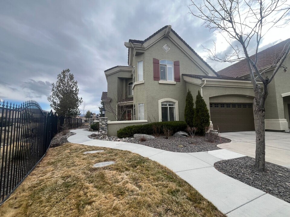 9900 Wilbur May Pkwy in Reno, NV - Building Photo