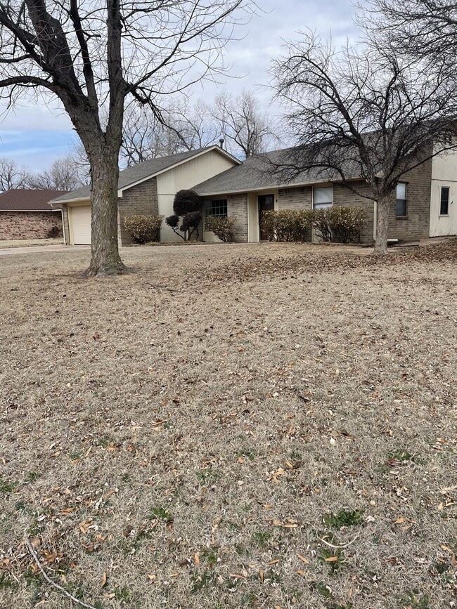 4202 Concord Pl in Enid, OK - Building Photo - Building Photo