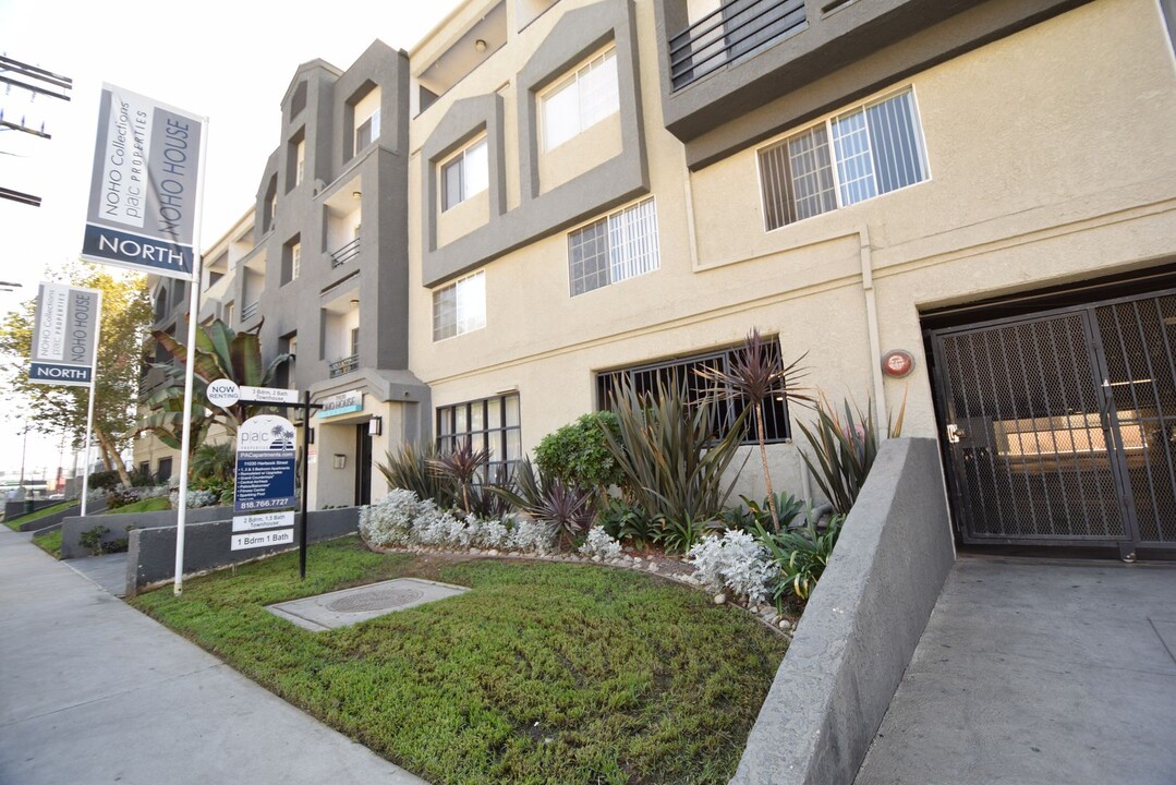 11030 Hartsook St, Unit 119 in Los Angeles, CA - Building Photo