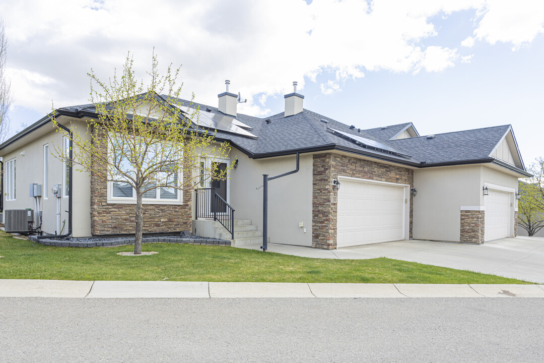 The Pinnacle in Okotoks, AB - Building Photo