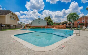 402 Bendwood Dr in Houston, TX - Building Photo - Building Photo