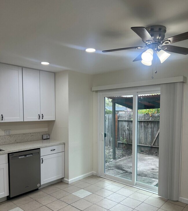 310 Graves Ave in Sacramento, CA - Building Photo - Building Photo