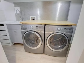 47 Nathan Hale Dr in Huntington, NY - Building Photo - Building Photo