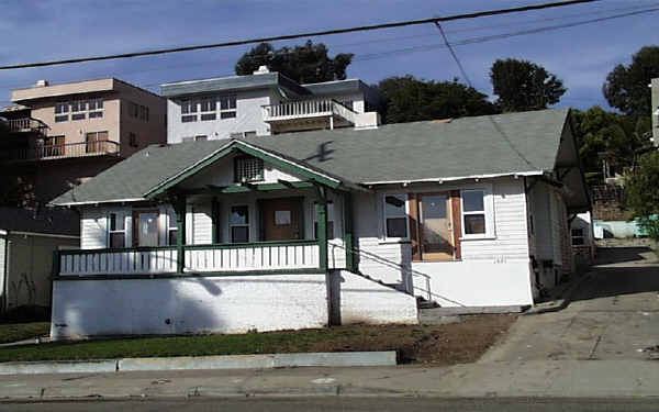 1081 Poli St in Ventura, CA - Foto de edificio - Building Photo