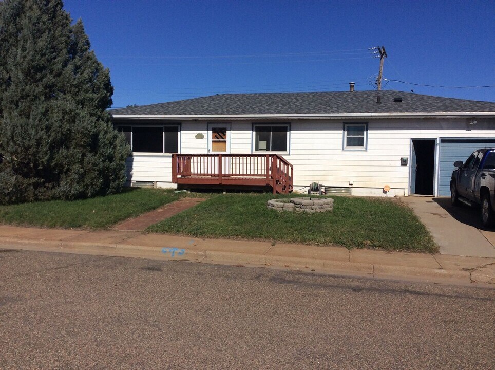 1360 1st St S in Dickinson, ND - Foto de edificio