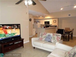 3870 Lyons Rd in Coconut Creek, FL - Foto de edificio - Building Photo