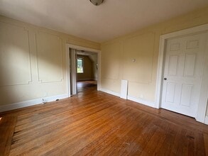 1251 Ella T Grasso Blvd, Unit 3 in New Haven, CT - Foto de edificio - Building Photo