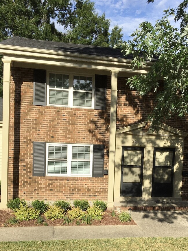 1002 Willow Dr, Unit 26 in Chapel Hill, NC - Foto de edificio - Building Photo