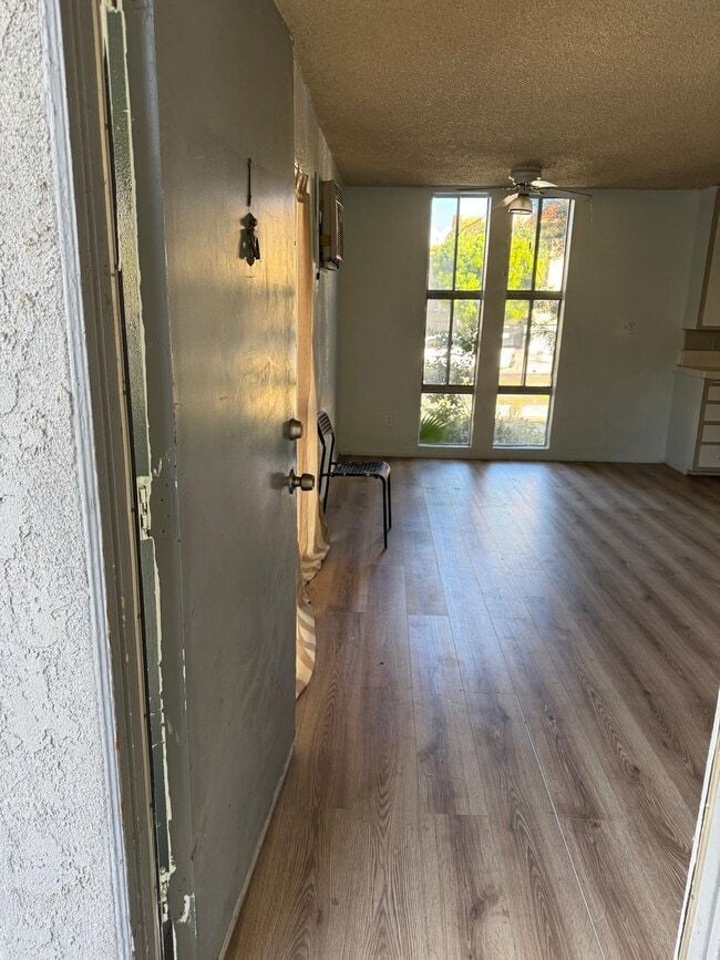 6819 Variel Ave, Unit 1 in Canoga Park, CA - Building Photo - Building Photo