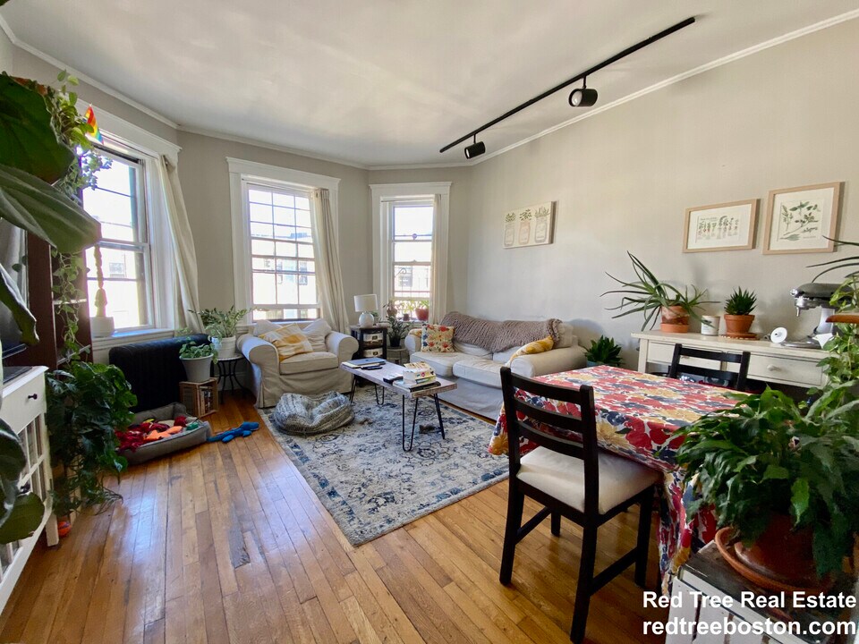 1572 Commonwealth Ave, Unit 8 in Boston, MA - Building Photo