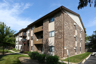 Emerald Pointe Apartments in Vernon Hills, IL - Foto de edificio - Building Photo