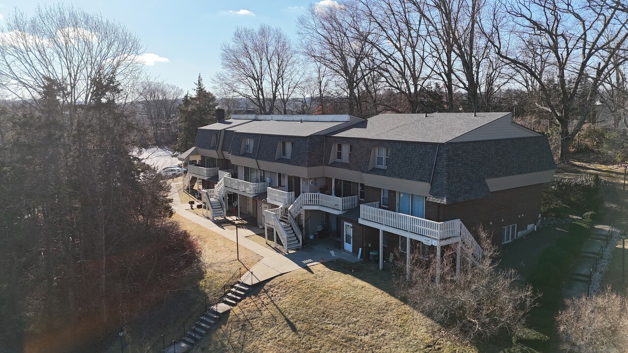 143 Sheraton Ln in Norwich, CT - Building Photo