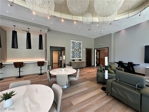 222 Karen Ave in Las Vegas, NV - Building Photo - Building Photo