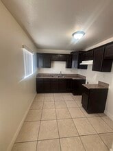 325 E 60th St in Los Angeles, CA - Foto de edificio - Building Photo