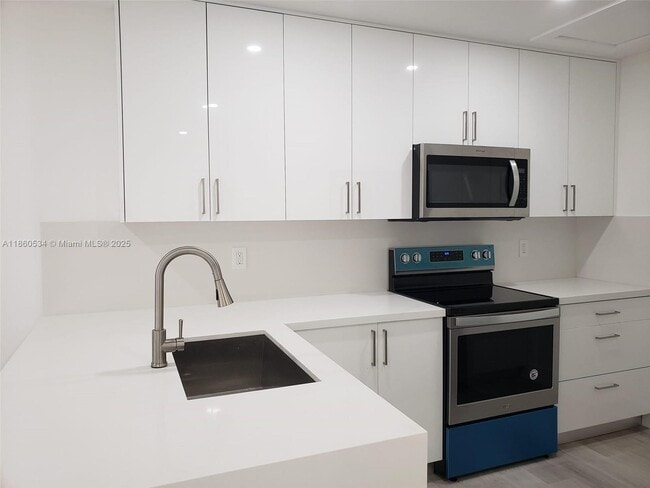 2505 W 67th Pl in Hialeah, FL - Foto de edificio - Building Photo