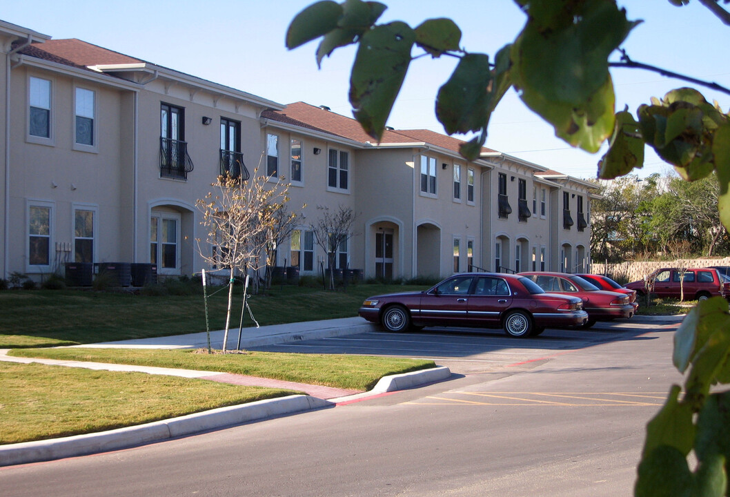 Oak Knoll Villa Affordable Senior Housing in San Antonio, TX - Foto de edificio