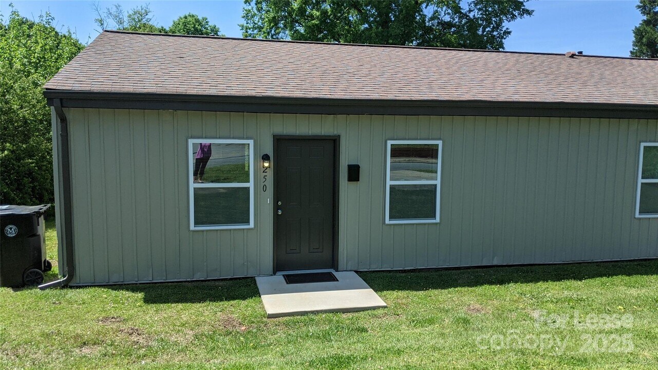 250 W McNeely Ave in Mooresville, NC - Building Photo
