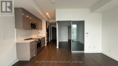 25 Richmond St E in Toronto, ON - Building Photo - Building Photo