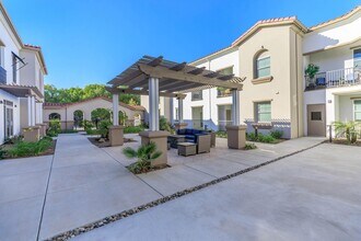 Novato Village Senior Apartments in Novato, CA - Foto de edificio - Building Photo