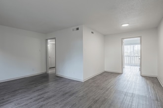 Oaks at Spring Valley in Richardson, TX - Building Photo - Building Photo