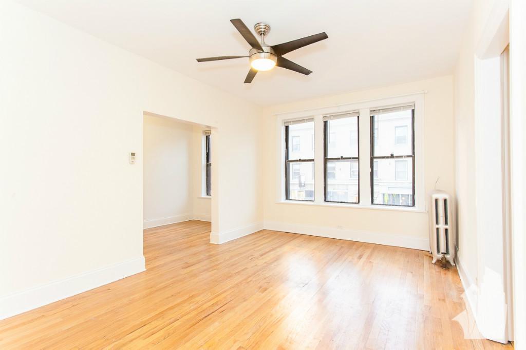 2704 N Sawyer Ave, Unit 302 in Chicago, IL - Building Photo