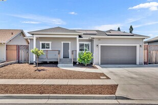 3626 Hemlock Ct in Santa Rosa, CA - Building Photo