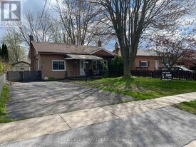 7452 Marieclaude Ave in Niagara Falls, ON - Building Photo