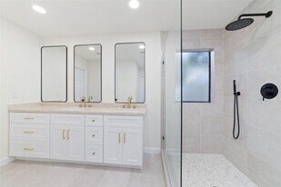 15651 Whitewater Ln in Houston, TX - Building Photo