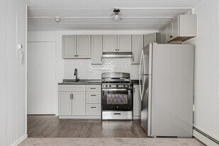 Mansion House Apartments in Cranston, RI - Building Photo