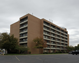 Cherry Hill Place in Inkster, MI - Foto de edificio - Building Photo