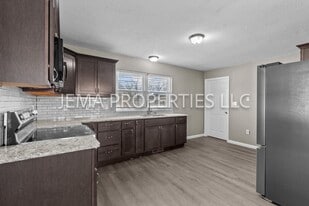 130 E Oak St in St. Clair, MO - Building Photo