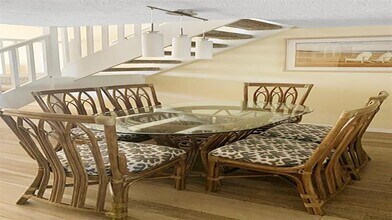 1305 Siesta Bayside Dr in Siesta Key, FL - Foto de edificio - Building Photo