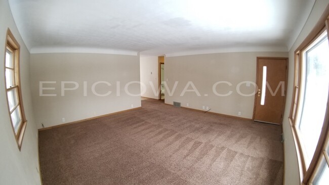2911 Westwood Dr NW in Cedar Rapids, IA - Building Photo - Building Photo