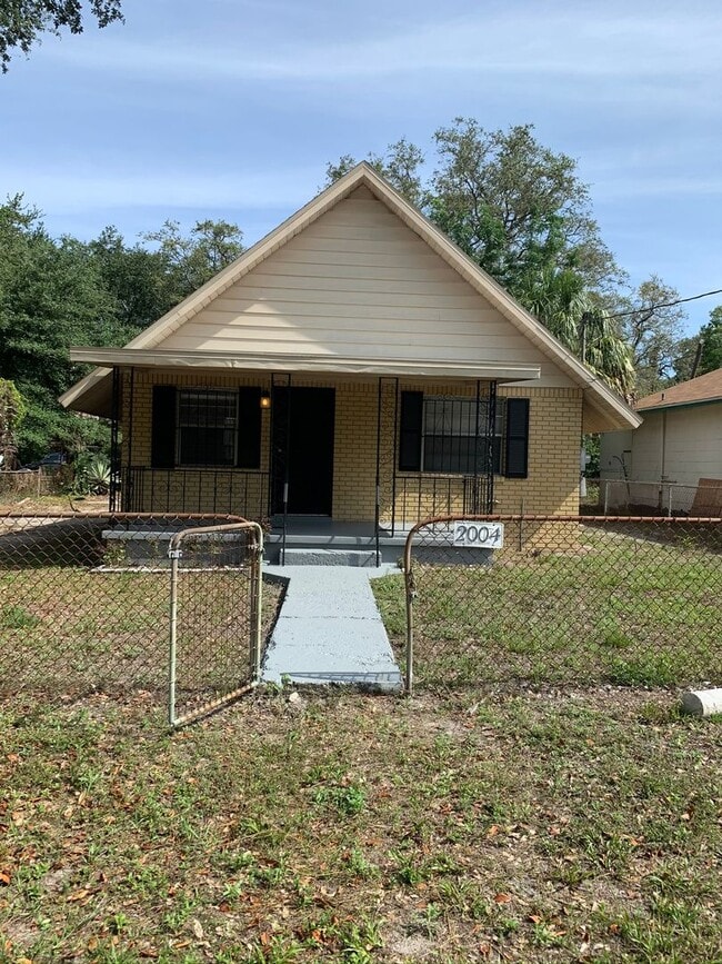 property at 2004 E Genesee St