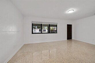 168 SE 9th Ct in Hialeah, FL - Building Photo - Building Photo