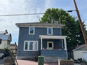 39 Crescent Pl in Middletown, NY - Building Photo - Building Photo
