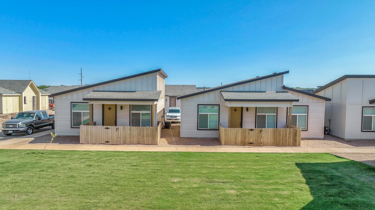 Creek 27 in San Angelo, TX - Building Photo