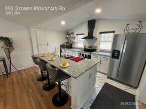 992 Stoney Mountain Rd in Rougemont, NC - Foto de edificio - Building Photo