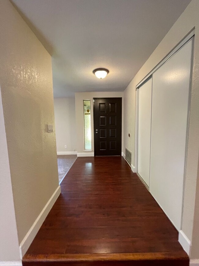 700 Los Lunas Way in Sacramento, CA - Building Photo - Building Photo