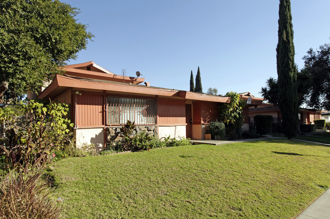 624-632 Abbey Ln in Pomona, CA - Foto de edificio - Building Photo