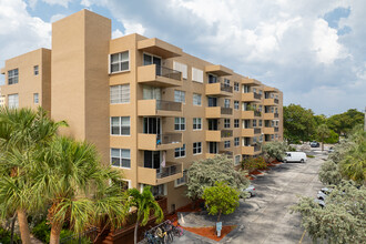 Rio Espana Condominiums in Pompano Beach, FL - Building Photo - Building Photo