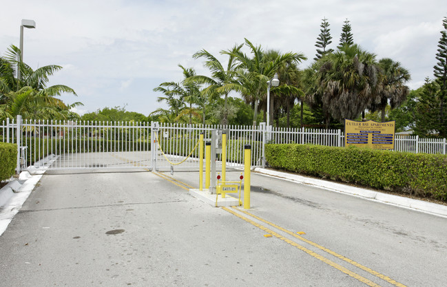 Cutler Bay Apartments in Miami, FL - Foto de edificio - Building Photo