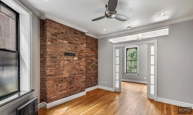 321 E 10th St in New York, NY - Building Photo - Building Photo