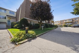 61 Seaview Ave, Unit #33 in Stamford, CT - Foto de edificio - Building Photo