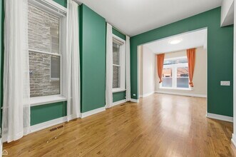 2523 W Chicago Ave in Chicago, IL - Foto de edificio - Building Photo