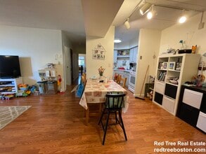 125 Pleasant St, Unit 308 in Brookline, MA - Foto de edificio - Building Photo