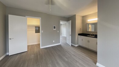 10267 Mast Blvd in Santee, CA - Foto de edificio - Building Photo