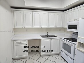 3500 Coral Way, Unit 510 in Coral Gables, FL - Foto de edificio - Building Photo