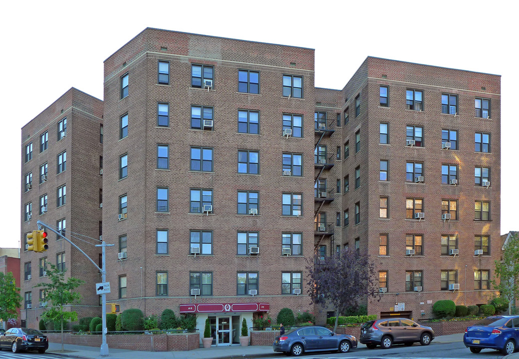 40-04 Greenpoint Ave in Long Island City, NY - Building Photo